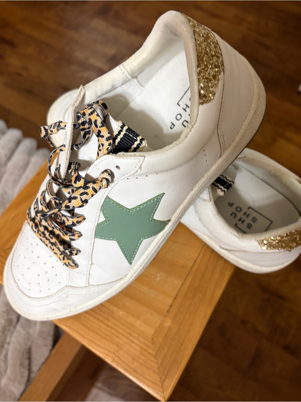 ShuShop White Sneakers with Green Star and Gold Heel Glitter
